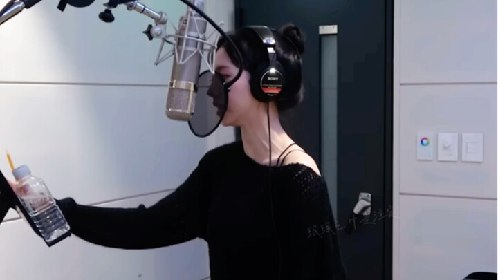 Hóa ra hai tiếng này do cô ấy hát ra?! Cứ tưởng là hiệu ứng âm thanh chứ.