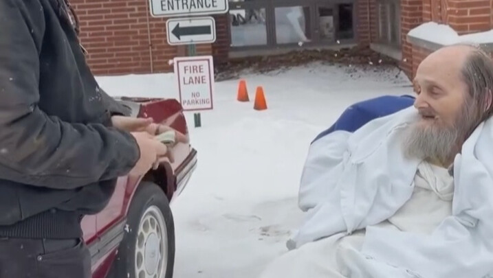 Cặp vợ chồng cao tuổi đang bệnh tật gặp khó khăn tài chính, đành bán chiếc Ford Mustang 1983 yêu quý