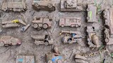 Dirt-covered excavators and dump truck toys, go to the river to wash them