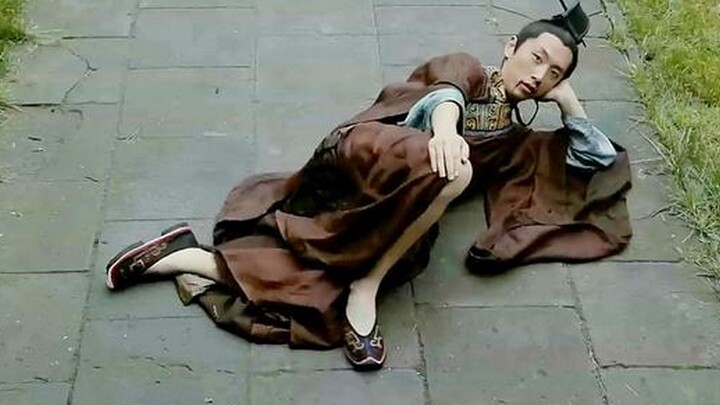 My name is Wang Dachui. My dad is Liu Bei. My old man always throws me down at the slightest provoca