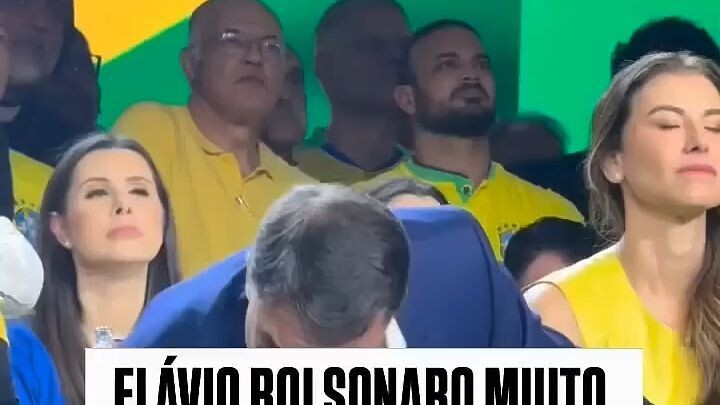 Flávio Bolsonaro não segurou a lágrima