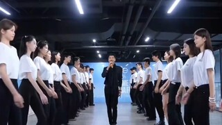 Model master "Mao Ye" teaches students to walk like a model on the spot, and the boys next to him ca