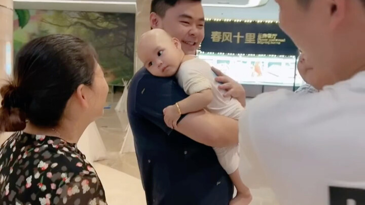 Ketika bayi manusia menyadari telah salah memeluk ayah… hahaha