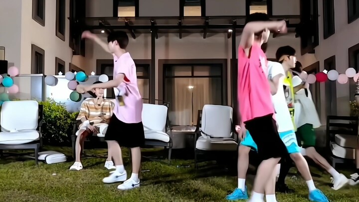 时代峰峻TF家族三代，全开麦演绎歌曲《有点儿意思》，泰裤辣