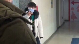 出门后男生见面VS女生见面，非常生动形象了