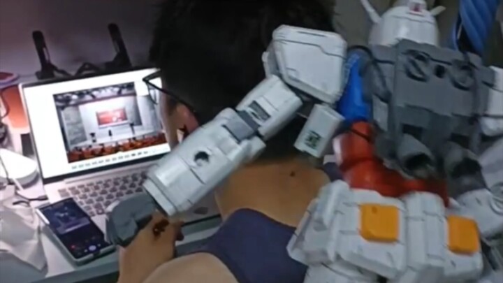 Saya akan menyerang dalam bentuk Gundam