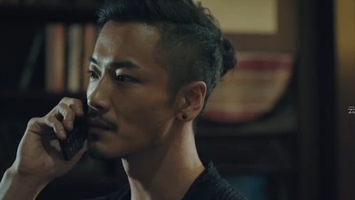 Điệp viên ngầm đang chuyển tin mật thì vô tình nhìn thấy một tấm thẻ nhỏ trên mặt đất!