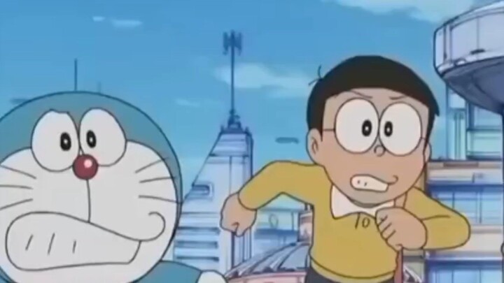 Doraemon dan Nobita berlari