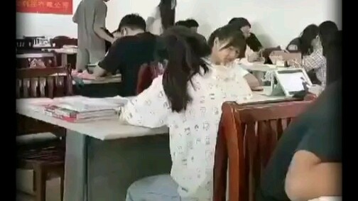 Video menunjukkan: Seorang perempuan memegang kursi lalu memukul seorang laki-laki terlebih dahulu, 