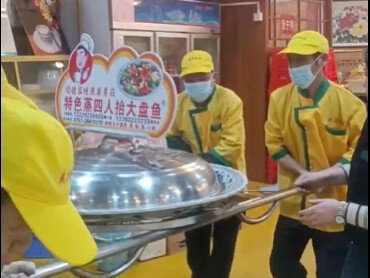 Di Foshan, menyajikan hidangan saja butuh beberapa orang untuk mengangkatnya, pantas saja disebut se