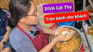 DIVA Cát Thy trực tiếp trộn Bánh tráng trộn cho Trai đẹp