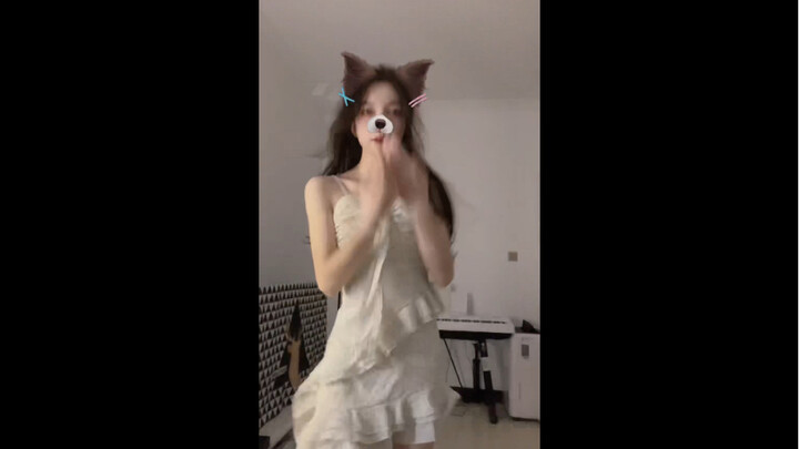 يُطلق على صانع المحتوى في قسم الرقص بـ QQ Speed اسم "بلبل سباق السيارات"، وقد قدم رقصة تكريماً للإله