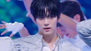 TXT's "Upside Down Kiss" + "Beautiful Strangers" stage performance at the 2025 MAMA Awards