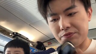 วิธีฆ่าเวลาบนรถไฟความเร็วสูง ได้เจอเพื่อนใหม่แล้ว!