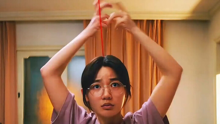 This girl discovered something eerie—suddenly, a red thread appeared on her head, but no matter how 