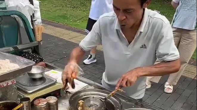 Makan atau tidak sih terserah, yang penting cuma pengin ke sana bikin onar aja.