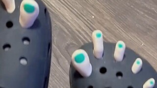 海玛国际传媒|海外科技博主用3D打印恶搞洞洞鞋！