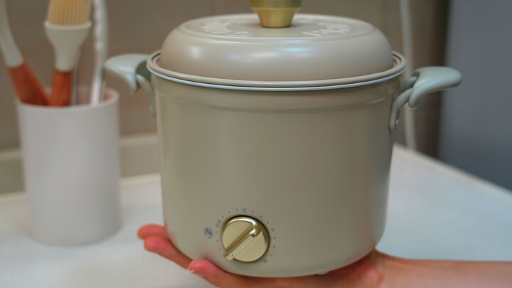 This palm-sized mini pot is surprisingly handy—it can be used as both a pot and a bowl!