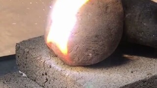 اتضح أن استخدام عدسة عملاقة لتركيز ضوء الشمس لا يمكن أن يؤدي إلى تشقق الصخور فحسب، بل يؤدي أيضًا إلى