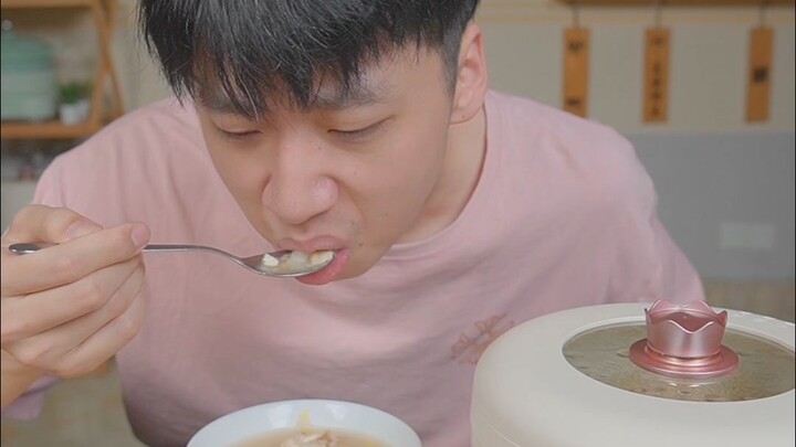 Sup ayam rasa original yang lezat hingga menjilat jari? Pria ganteng coba deh!