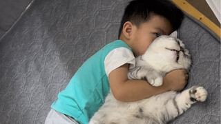 น้องชายขอให้ฉันถ่ายเขาช่วยตัวเองแบบใหญ่โต