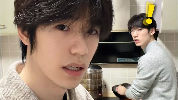 Hai anh em sinh đôi là sinh viên đại học, lén ba mẹ ăn vụng đồ Tết giữa đêm khuya – cảm giác ấy như 