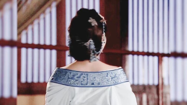 Back in the day, stylists really knew how to work it—this dress is so stunning and full of vibe, and