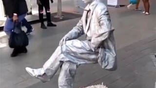 เท้าก็ตอกติดดินใช่ไหมครับ?
