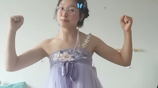 我瞧着你也是没什么胆量的，一件古风衣而已，扭扭捏捏的，不敢穿出去，莫不是怕别人多看两眼？可真真是个胆小鬼。