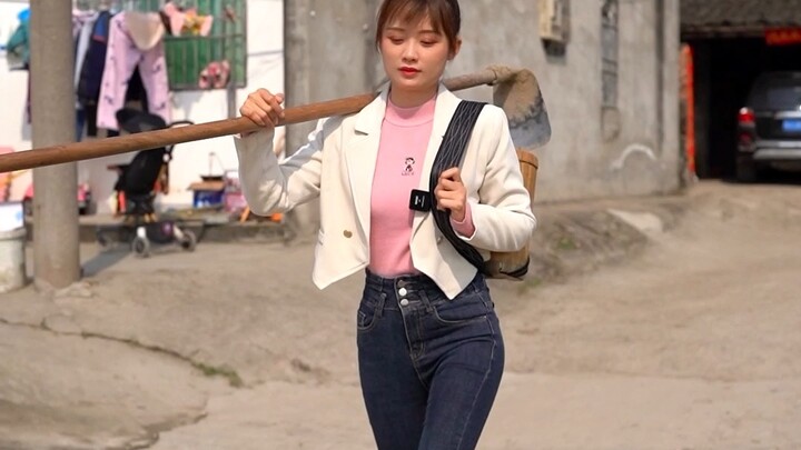 It’s time to enjoy sesbania flowers! Pair them with pickled radishes and sweet potato sheets—that co