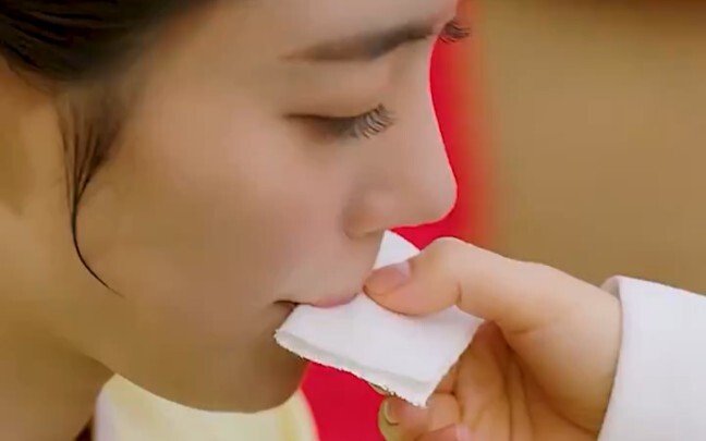 这个男人放着漂亮的女人不要，偏偏喜欢丑八怪