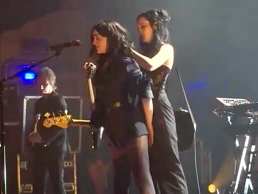 St. Vincent dan teman sesama pemain bassnya (Sugarboy 2025)