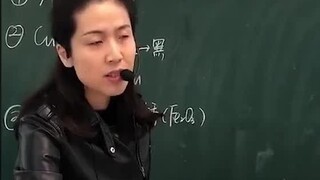 Seorang guru wanita menjadi viral setelah dia membakar cincin kawinnya di kelas lab. Motifnya membua