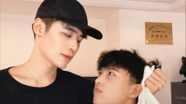 Bàn về việc buổi livestream hôm qua đã sai lệch đến mức nào: từ sờ mông đến hôn lên cổ và mặt, rồi t