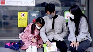 Một bé gái ngủ thiếp đi trên vai một người qua đường. Phản ứng của người lạ mặt đó thế nào?