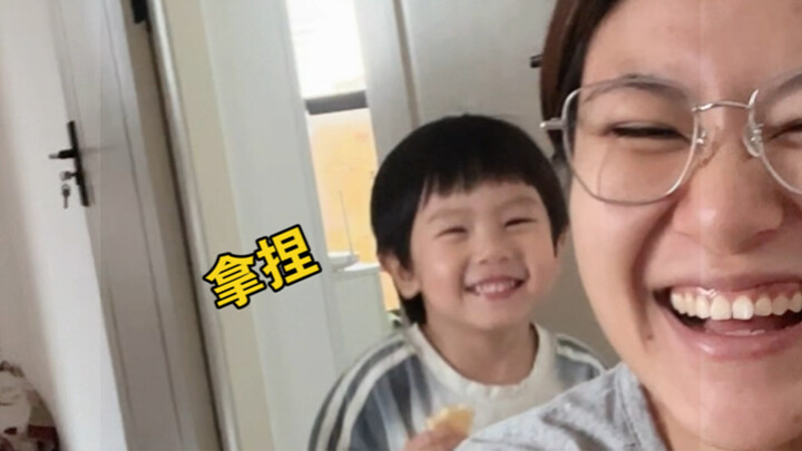 Thằng nhóc này rất mát tay khi dỗ phụ nữ.