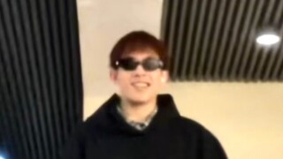 Tôi cởi mũ tự trách mình không quen với vợ - cười khúc khích