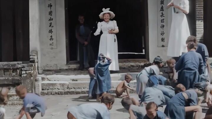 【4K60帧】1900年法国贵妇对幼童们扔硬币真实影像，宛如对待牲畜一般