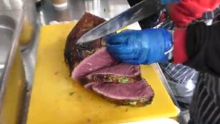 เนื้อย่างชิ้นโต ชีสละลายไหล มันฝรั่งอบ อาหารริมทางที่ตลาดกรีนิชลอนดอน