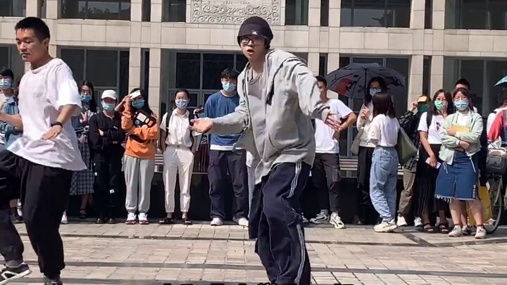 “Perang Seratus Resimen” Universitas Peking, pertarungan sengit antara dua kelompok tari!