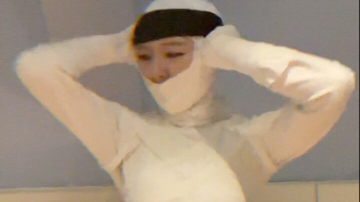 เพราะมีคนบอกว่าเสื้อผ้าของฉันมันเปิดเผยเกินไป ฉันเลยวางแผนจะขึ้นเวทีแบบนี้ในอนาคต นี่มันค่อนข้างจะอน