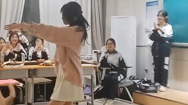 High School Girl's Love Life in Crisis