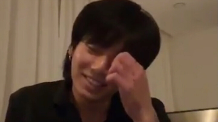 Jeongguk: Minhyuk ơi, quay Challenge đi, không được nữa rồi!