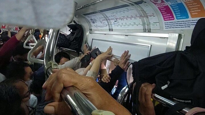 Kepadatan Penumpang KRL Greenline  Rangkasbitung-Tanah Abang