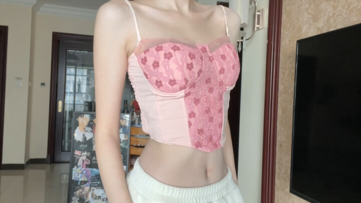 Garis otot perut yang samar-samar terlihat