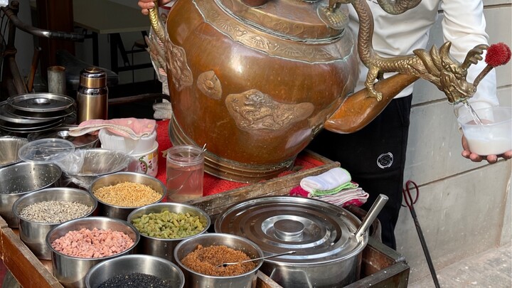 ها أنا أعود مجددًا لتناول دقيق اللوتس!! أكثر من عشرة مكونات، لزج ولدن ودبق تمامًا—وعاء كبير بـ10 يوا