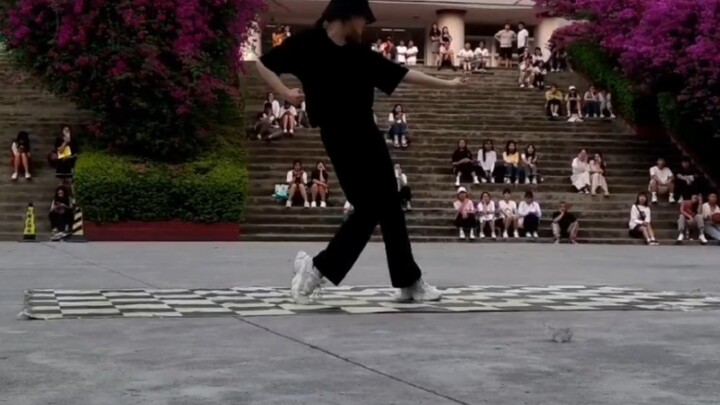 Ketika musik Michael Jackson terdengar di lantai bawah gedung sekolah, seluruh penonton mendidih!