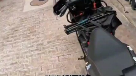 北京老人拦路指认男子偷椅，警方上门查实真相揭晓！