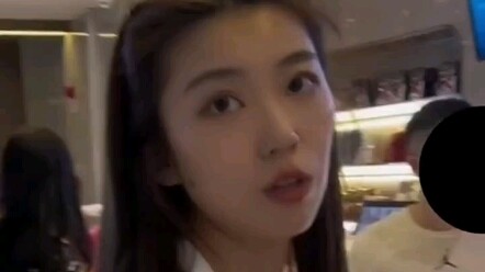 รู้สึกเหมือนสาวสวยทั้งหลายเริ่มมีกลิ่นไม่ค่อยดีแล้วนะ~ ทุกคนหยุดกันหน่อยเถอะ ดูซิ หน้าตาของฟางโถวหมิ