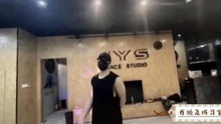 【肖顺尧】尧尧就长了张看着不像会跳舞的脸，但当年尧尧可是练过毯子功的人！基础好实力强！